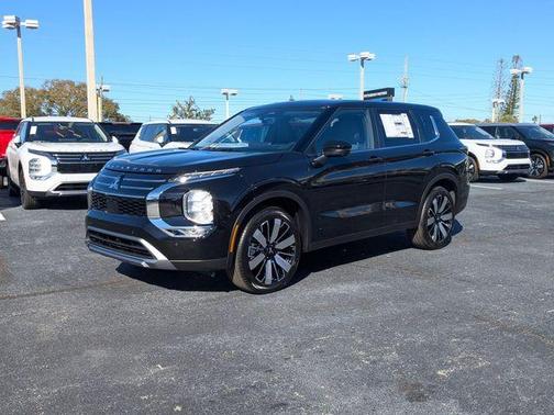 Black 2025 Mitsubishi Outlander SE