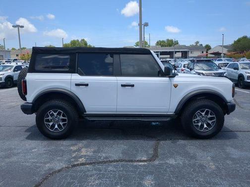 Oxford White 2022 Ford Bronco Badlands