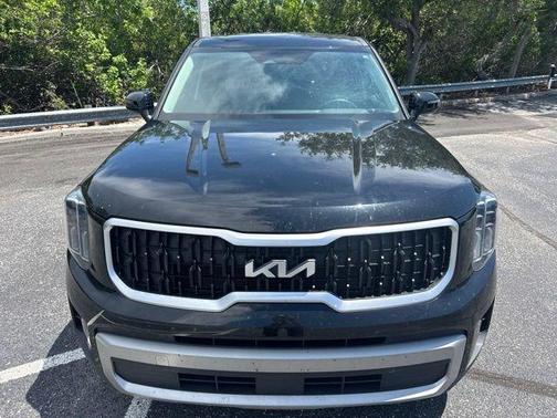 Ebony Black 2024 Kia Telluride LX