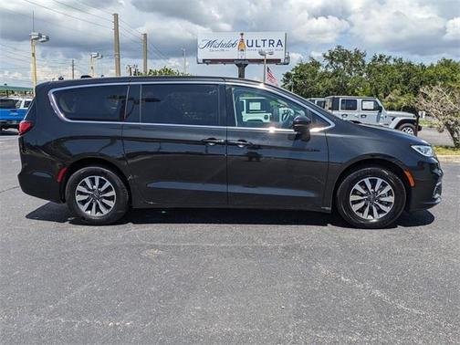 2023 Chrysler Pacifica Hybrid Touring L