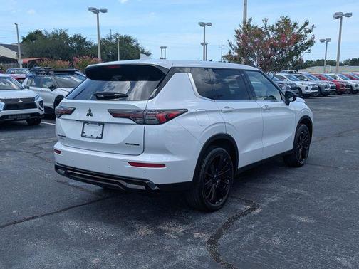White Diamond 2026 Mitsubishi Outlander LE