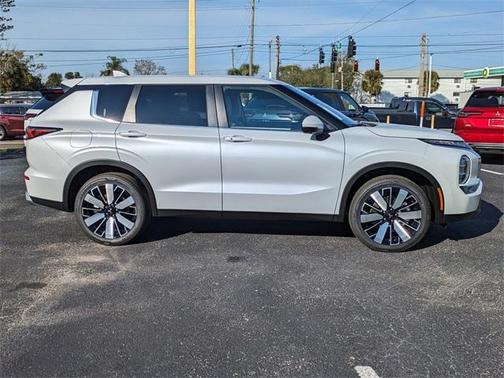 2025 Mitsubishi Outlander SE