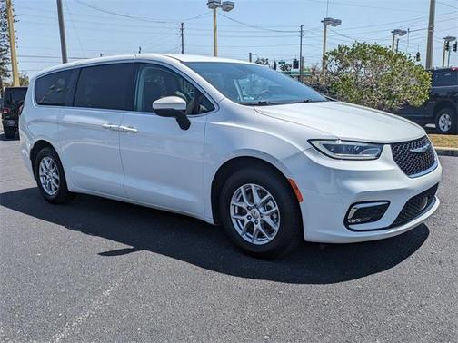 2023 Chrysler Pacifica Touring-L