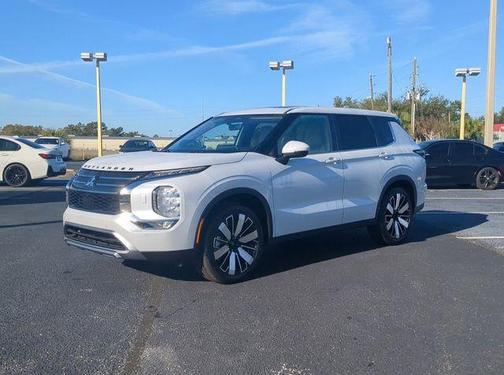 White 2026 Mitsubishi Outlander SE