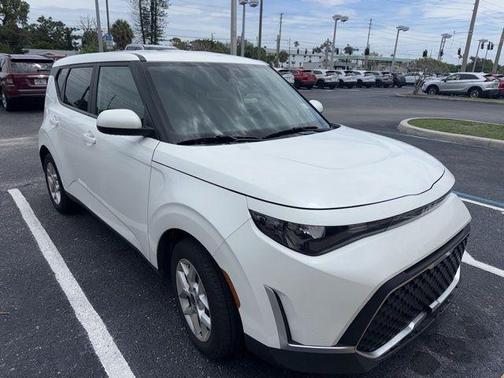 Snow White Pearl 2023 Kia Soul LX
