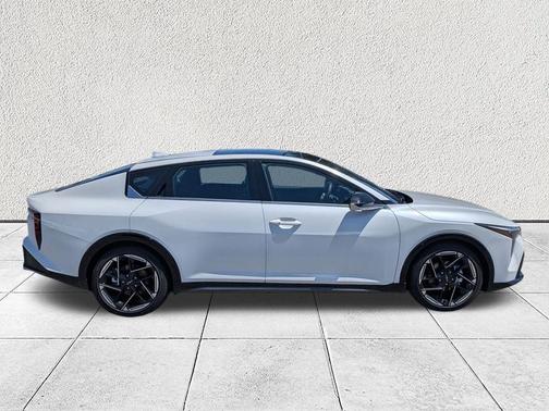 Snow White Pearl 2026 Kia K4 GT-Line
