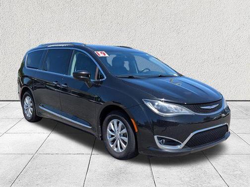 Brilliant Black Crystal Pearlcoat 2019 Chrysler Pacifica Touring L