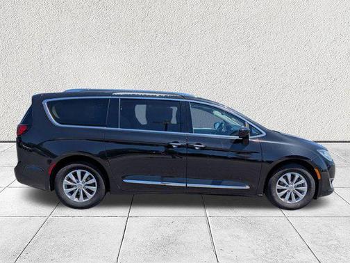 Brilliant Black Crystal Pearlcoat 2019 Chrysler Pacifica Touring L