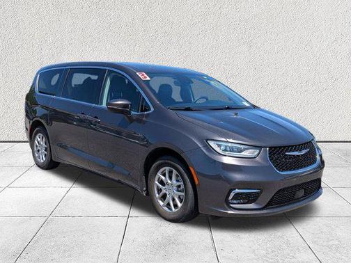 Granite Crystal Metallic Clearcoat 2023 Chrysler Pacifica Touring L