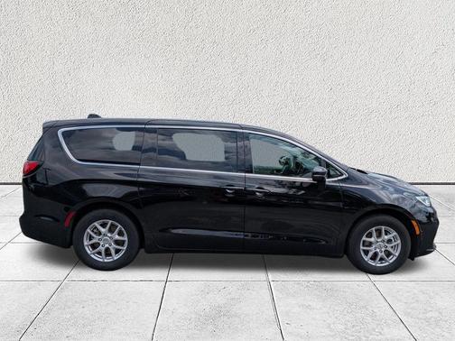 Diamond Black Crystal Pearlcoat 2024 Chrysler Pacifica Touring L