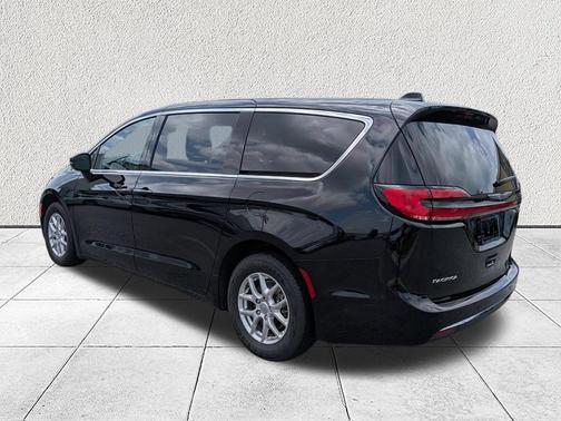 Diamond Black Crystal Pearlcoat 2024 Chrysler Pacifica Touring L
