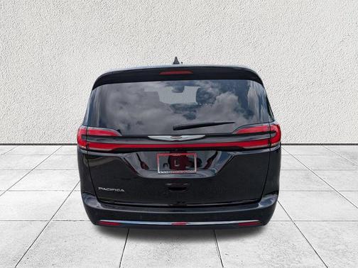 Diamond Black Crystal Pearlcoat 2024 Chrysler Pacifica Touring L