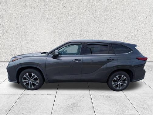 Magnetic Gray Metallic 2021 Toyota Highlander XLE