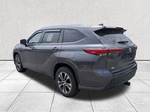 Magnetic Gray Metallic 2021 Toyota Highlander XLE