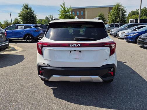 Snow White Pearl 2025 Kia Seltos EX
