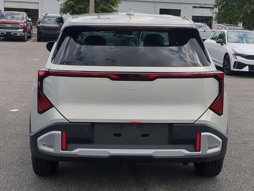 Ivory Silver 2027 Kia Seltos LX