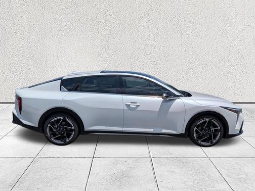 Snow White Pearl 2026 Kia K4 GT-Line