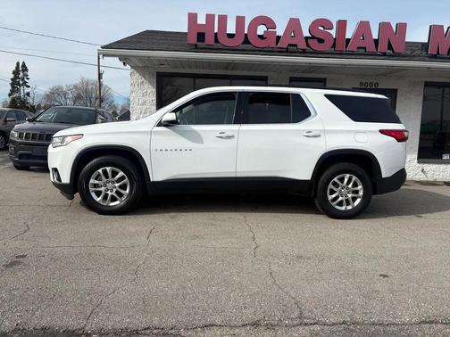 Summit White 2020 Chevrolet Traverse LT Cloth