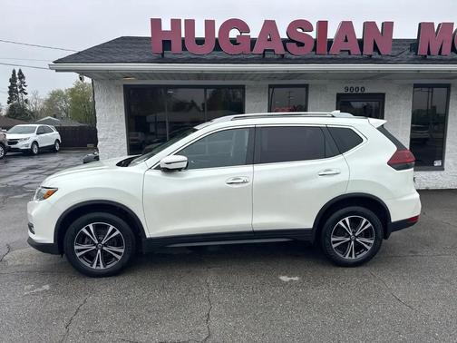 White 2019 Nissan Rogue SV