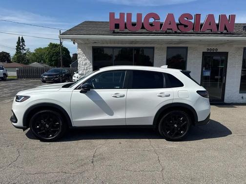 Platinum White Pearl 2024 Honda HR-V Sport