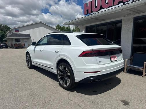 Glacier White Metallic 2024 Audi Q8 55 Premium Plus