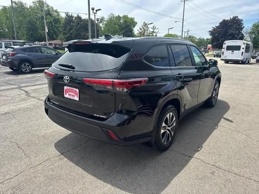 Midnight Black Metallic 2023 Toyota Highlander XLE