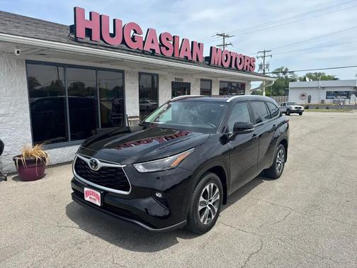 Midnight Black Metallic 2023 Toyota Highlander XLE