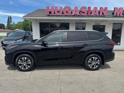 Midnight Black Metallic 2023 Toyota Highlander XLE