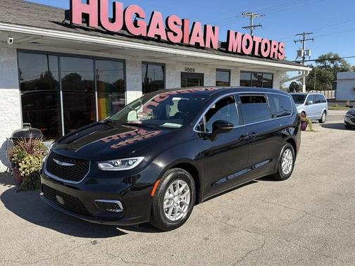 Diamond Black Crystal Pearlcoat 2026 Chrysler Pacifica L