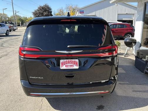 Diamond Black Crystal Pearlcoat 2026 Chrysler Pacifica L