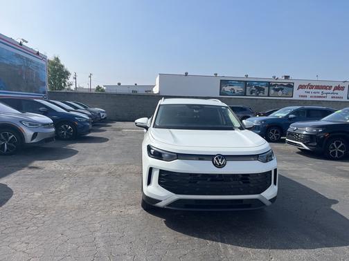 Pure White 2025 Volkswagen Tiguan 2.0T SE