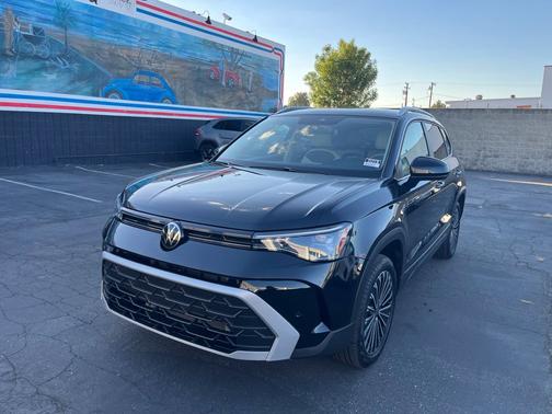 Deep Black Pearl Effect 2026 Volkswagen Taos 1.5T SE