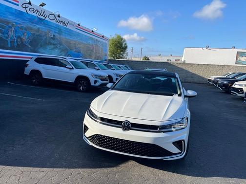 Opal White Pearl 2026 Volkswagen Jetta 1.5T SE