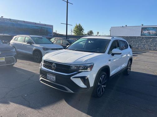 Pure White 2022 Volkswagen Taos 1.5T SE