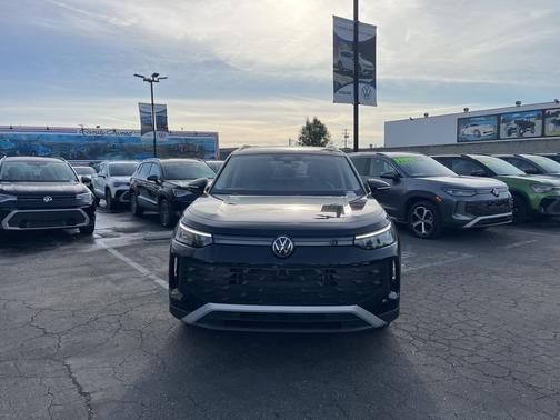 Deep Black Pearl Effect 2025 Volkswagen Tiguan 2.0T S