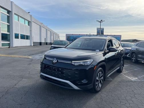 Deep Black Pearl Effect 2025 Volkswagen Tiguan 2.0T S