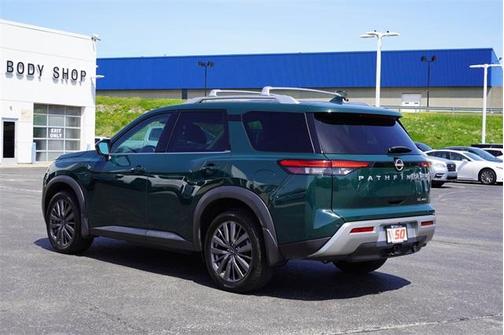 2022 Nissan Pathfinder SL