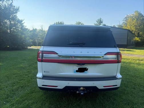 White 2019 Lincoln Navigator Reserve