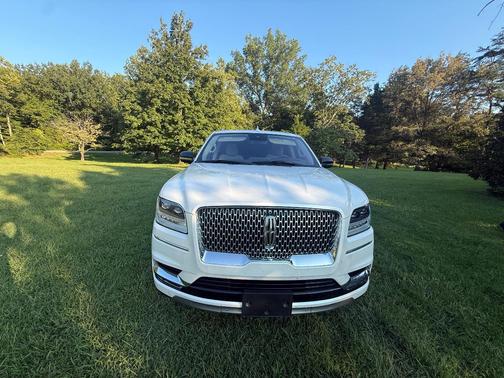 White 2019 Lincoln Navigator Reserve