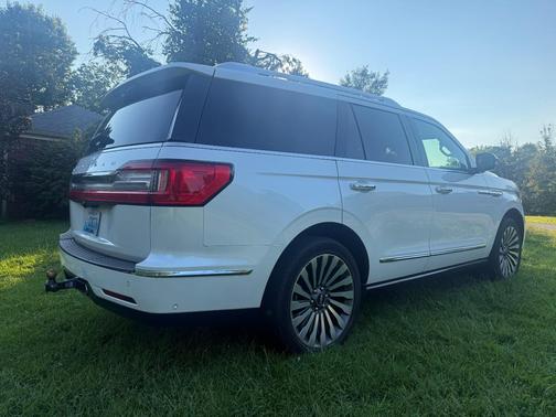 White 2019 Lincoln Navigator Reserve