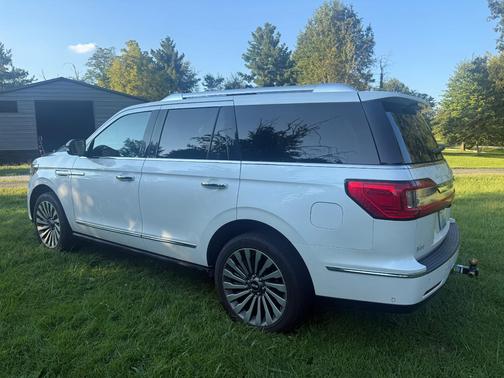 White 2019 Lincoln Navigator Reserve