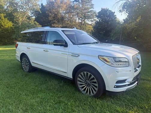 White 2019 Lincoln Navigator Reserve