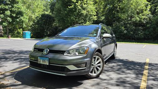 Gray 2017 Volkswagen Golf Alltrack TSI SE