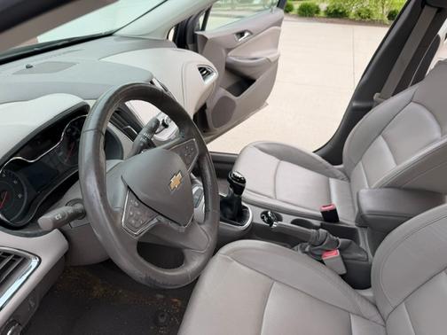 Beige 2018 Chevrolet Cruze LT
