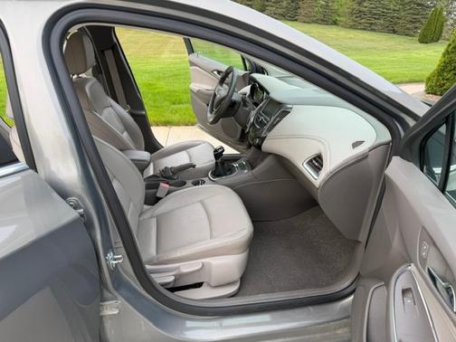 Beige 2018 Chevrolet Cruze LT