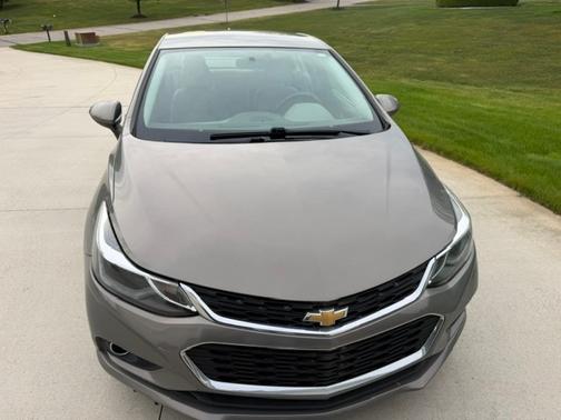 Beige 2018 Chevrolet Cruze LT