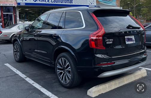 2022 Volvo XC90 T6 Momentum