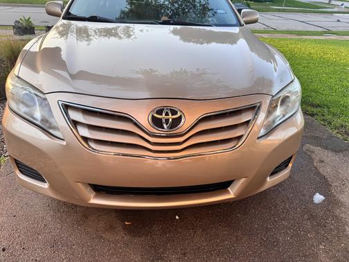 Gold 2010 Toyota Camry XLE