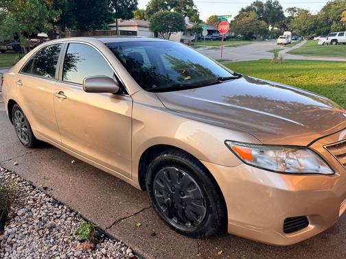 Gold 2010 Toyota Camry XLE
