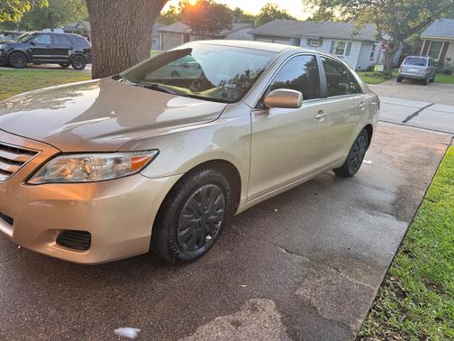 Gold 2010 Toyota Camry XLE